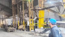 Caption Foto: Lokasi kejadian tempat jatuhnya papan kanal pengangkat tebu akibat putusnya tali sling pada crane di lingkungan Pabrik Gula (PG) Rendeng, Kudus, dipasangi police line. Seorang pekerja musiman tewas tertimpa papan seberat 80 kilogram tersebut. (Foto: Muhammad Thoriq/senang-senang.id)