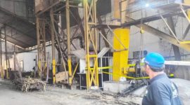 Caption Foto: Lokasi kejadian tempat jatuhnya papan kanal pengangkat tebu akibat putusnya tali sling pada crane di lingkungan Pabrik Gula (PG) Rendeng, Kudus, dipasangi police line. Seorang pekerja musiman tewas tertimpa papan seberat 80 kilogram tersebut. (Foto: Muhammad Thoriq/senang-senang.id)