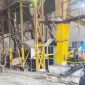 Caption Foto: Lokasi kejadian tempat jatuhnya papan kanal pengangkat tebu akibat putusnya tali sling pada crane di lingkungan Pabrik Gula (PG) Rendeng, Kudus, dipasangi police line. Seorang pekerja musiman tewas tertimpa papan seberat 80 kilogram tersebut. (Foto: Muhammad Thoriq/senang-senang.id)