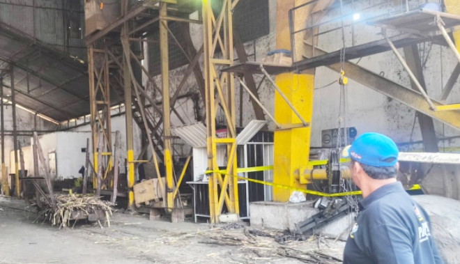 Caption Foto: Lokasi kejadian tempat jatuhnya papan kanal pengangkat tebu akibat putusnya tali sling pada crane di lingkungan Pabrik Gula (PG) Rendeng, Kudus, dipasangi police line. Seorang pekerja musiman tewas tertimpa papan seberat 80 kilogram tersebut. (Foto: Muhammad Thoriq/senang-senang.id)