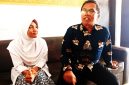 Alya Putri Nur Batrisya siswi jagoan renang didampingi Kepala SMPN 1 Jatinangor, Yadi Supriadi

