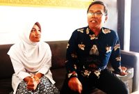 Alya Putri Nur Batrisya siswi jagoan renang didampingi Kepala SMPN 1 Jatinangor, Yadi Supriadi
