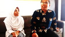 Alya Putri Nur Batrisya siswi jagoan renang didampingi Kepala SMPN 1 Jatinangor, Yadi Supriadi
