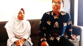 Alya Putri Nur Batrisya siswi jagoan renang didampingi Kepala SMPN 1 Jatinangor, Yadi Supriadi
