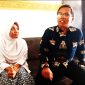 Alya Putri Nur Batrisya siswi jagoan renang didampingi Kepala SMPN 1 Jatinangor, Yadi Supriadi
