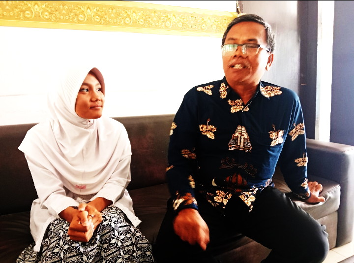 Alya Putri Nur Batrisya siswi jagoan renang didampingi Kepala SMPN 1 Jatinangor, Yadi Supriadi
