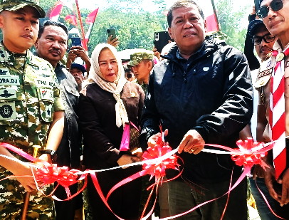 Jembatan penyeberangan sepanjang kurang lebih 26 meter ini hadir sebagai jalur vital yang menghubungkan Desa Campaga (Blok Cilengsar) dan Desa Talaga Kulon (Blok Ciranca). 