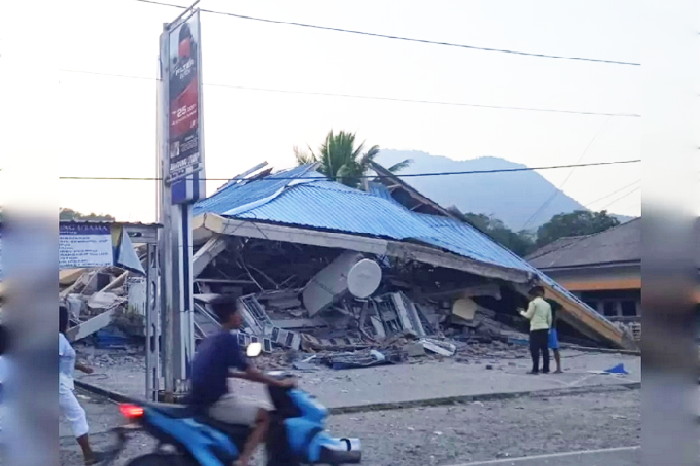 Badan Meteorologi, Klimatologi, dan Geofisika (BMKG) mengonfirmasi pusat gempa berada di laut pada kedalaman 15 kilometer, sekitar 38 kilometer timur laut Mbay, Nagekeo. (Kabar24.id)
