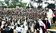Gegara 1,5 Ton Ikan dan Uang Terbang: Kolam Al Kamil Sumedang Mendadak Penuh Sesak ‘Manusia Air’