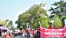 Kreativitas warga yang kental dengan nuansa budaya lokal sukses menyedot perhatian dan memberikan hiburan segar bagi masyarakat yang hadir ( Dok.Harian Sumedang / Siti Kowati )