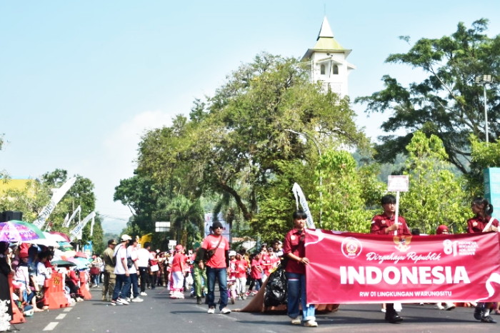 Kreativitas warga yang kental dengan nuansa budaya lokal sukses menyedot perhatian dan memberikan hiburan segar bagi masyarakat yang hadir ( Dok.Harian Sumedang / Siti Kowati )