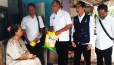 Pemberian Bantuan Sembako Oleh Bp Agus khoiruman , Kabid Dinas Sosial,,Pa Kardiman Sekcam Ujungjaya, Pa Ohan Kasi Pm Ujungjaya dan Pa Asep Elan Koordinator  Fasilitator Kec Ujungjaya Kepada Warga Rt 03 Rw 011 Desa Ujungjaya kecamatan Ujungjaya 
Atas nama Bu Nemoh ,dan Bu Nesah
Rabu 19 Agustus 2026