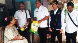 Pemberian Bantuan Sembako Oleh Bp Agus khoiruman , Kabid Dinas Sosial,,Pa Kardiman Sekcam Ujungjaya, Pa Ohan Kasi Pm Ujungjaya dan Pa Asep Elan Koordinator  Fasilitator Kec Ujungjaya Kepada Warga Rt 03 Rw 011 Desa Ujungjaya kecamatan Ujungjaya 
Atas nama Bu Nemoh ,dan Bu Nesah
Rabu 19 Agustus 2026