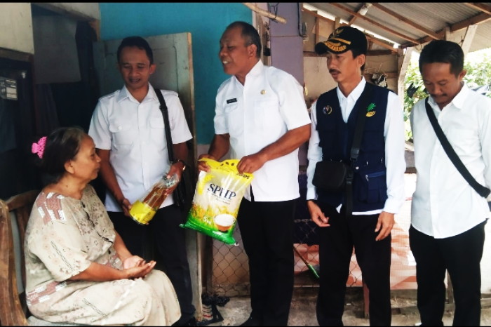 Pemberian Bantuan Sembako Oleh Bp Agus khoiruman , Kabid Dinas Sosial,,Pa Kardiman Sekcam Ujungjaya, Pa Ohan Kasi Pm Ujungjaya dan Pa Asep Elan Koordinator  Fasilitator Kec Ujungjaya Kepada Warga Rt 03 Rw 011 Desa Ujungjaya kecamatan Ujungjaya 
Atas nama Bu Nemoh ,dan Bu Nesah
Rabu 19 Agustus 2026