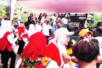 Camat Surian, Ahmad Aradea S.Pd, M.MPd sedang joget  bersama peserta gerak jalan.