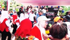 Camat Surian, Ahmad Aradea S.Pd, M.MPd sedang joget bersama peserta gerak jalan.