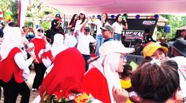 Camat Surian, Ahmad Aradea S.Pd, M.MPd sedang joget  bersama peserta gerak jalan.