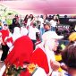 Camat Surian, Ahmad Aradea S.Pd, M.MPd sedang joget  bersama peserta gerak jalan.
