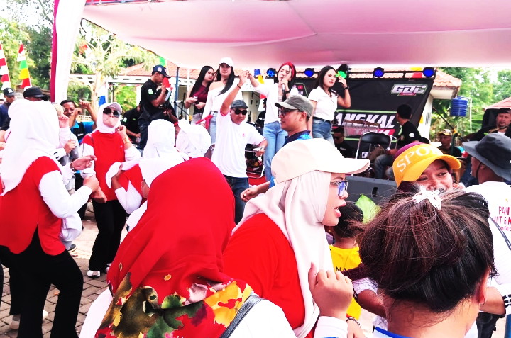 Camat Surian, Ahmad Aradea S.Pd, M.MPd sedang joget  bersama peserta gerak jalan.
