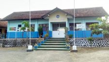 Kepala SMPN 1 Wado, Yaya, S.Pd., menyampaikan bahwa upaya awal dimulai dari pembiasaan meminimalisir sampah anorganik, khususnya plastik sekali pakai ( Dok.Harian Sumedang / Tatang Tarmedi )