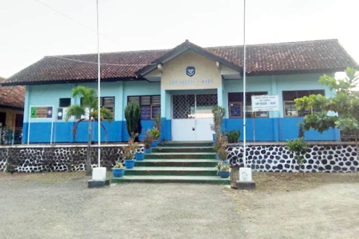 Kepala SMPN 1 Wado, Yaya, S.Pd., menyampaikan bahwa upaya awal dimulai dari pembiasaan meminimalisir sampah anorganik, khususnya plastik sekali pakai ( Dok.Harian Sumedang / Tatang Tarmedi )