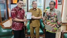 Penyerahan buku Memburu Pembunuh Wartawan Fuad Muhammad Syafruddin yang ditulis Anggota Tim Pencari Fakta PWI DIY, Asril Sutan Marajo kepada Bupati Bantul Halim Muslih. (Dok. PWI DIY)