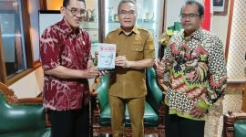 Penyerahan buku Memburu Pembunuh Wartawan Fuad Muhammad Syafruddin yang ditulis Anggota Tim Pencari Fakta PWI DIY, Asril Sutan Marajo kepada Bupati Bantul Halim Muslih. (Dok. PWI DIY)