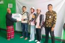 Bantuan dari YBM PLN diarahkan untuk mendukung pengembangan dan kemandirian ekonomi Pesantren Al Yaqin, diterima langsung oleh KH Hasan Basri 