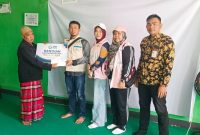 Bantuan dari YBM PLN diarahkan untuk mendukung pengembangan dan kemandirian ekonomi Pesantren Al Yaqin, diterima langsung oleh KH Hasan Basri 