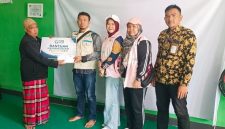 Bantuan dari YBM PLN diarahkan untuk mendukung pengembangan dan kemandirian ekonomi Pesantren Al Yaqin, diterima langsung oleh KH Hasan Basri