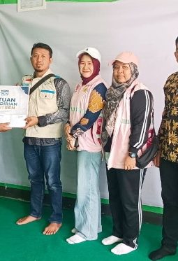 Wujud Kepedulian Nyata, YBM PLN Salurkan Bantuan Penguatan Ekonomi Pesantren Al-Yaqin Tanjungsari Sumedang