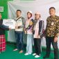 Bantuan dari YBM PLN diarahkan untuk mendukung pengembangan dan kemandirian ekonomi Pesantren Al Yaqin, diterima langsung oleh KH Hasan Basri 