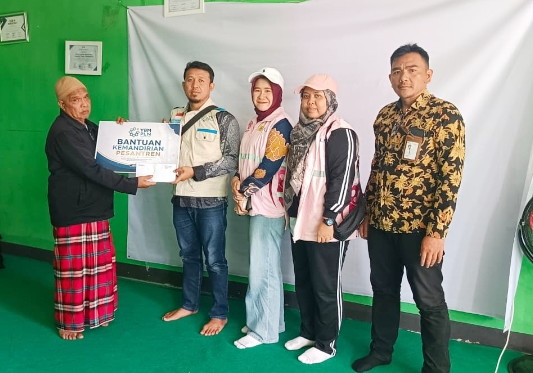 Bantuan dari YBM PLN diarahkan untuk mendukung pengembangan dan kemandirian ekonomi Pesantren Al Yaqin, diterima langsung oleh KH Hasan Basri 