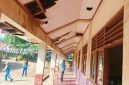 Kerusakan paling mencolok terlihat pada bagian kayu kusen yang mulai lapuk serta plafon langit-langit yang bolong ( Supriadi )