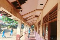 Kerusakan paling mencolok terlihat pada bagian kayu kusen yang mulai lapuk serta plafon langit-langit yang bolong ( Supriadi )