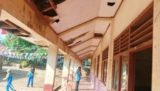 Kerusakan paling mencolok terlihat pada bagian kayu kusen yang mulai lapuk serta plafon langit-langit yang bolong ( Supriadi )
