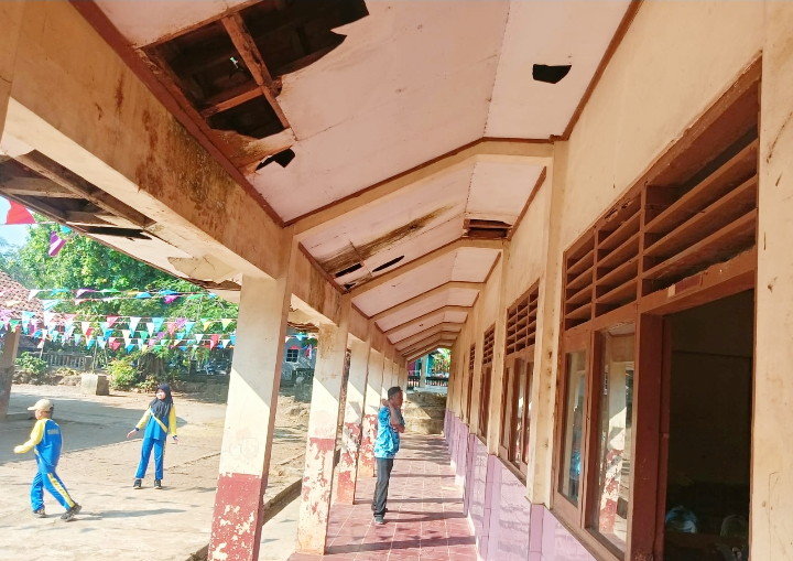 Kerusakan paling mencolok terlihat pada bagian kayu kusen yang mulai lapuk serta plafon langit-langit yang bolong ( Supriadi )