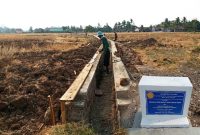 Pembangunan saluran irigasi tersier sepanjang 300 meter, yang terbagi masing-masing 150 meter pada sisi kiri dan kanan saluran. ( Dok. Harian Sumedang / Abdul Haris )