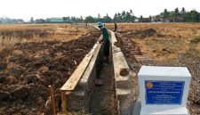 Pembangunan saluran irigasi tersier sepanjang 300 meter, yang terbagi masing-masing 150 meter pada sisi kiri dan kanan saluran. ( Dok. Harian Sumedang / Abdul Haris )