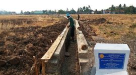 Pembangunan saluran irigasi tersier sepanjang 300 meter, yang terbagi masing-masing 150 meter pada sisi kiri dan kanan saluran. ( Dok. Harian Sumedang / Abdul Haris )