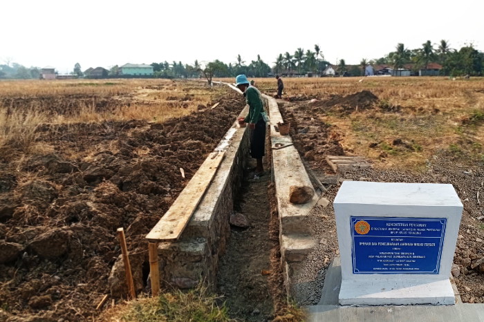 Pembangunan saluran irigasi tersier sepanjang 300 meter, yang terbagi masing-masing 150 meter pada sisi kiri dan kanan saluran. ( Dok. Harian Sumedang / Abdul Haris )