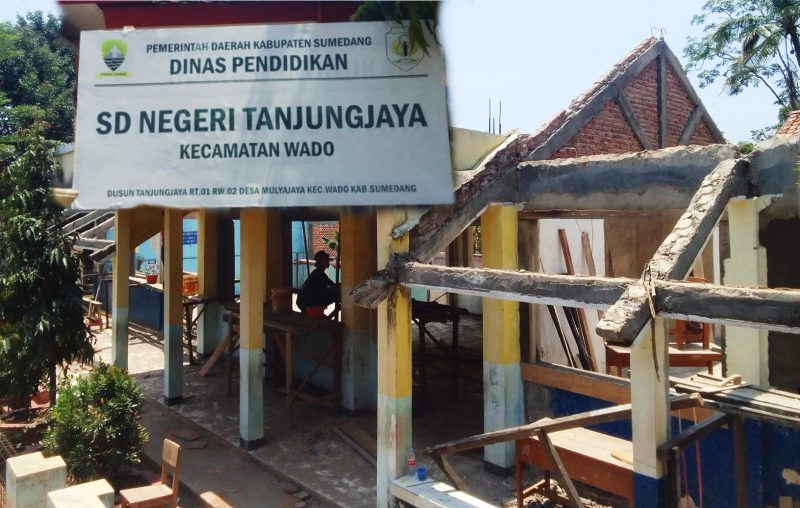 Pekerjaan fisik dilaksanakan secara swakelola oleh Panitia Pembangunan Satuan Pendidikan (P2SP) dengan jangka waktu pelaksanaan selama 120 hari kalender. ( Dok. Harian Sumedang / Abdul Haris )
