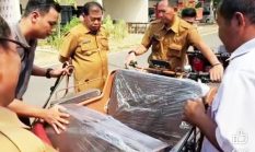 Lansia Tukang Becak di Majalengka Mendapat Bantuan Becak Listrik