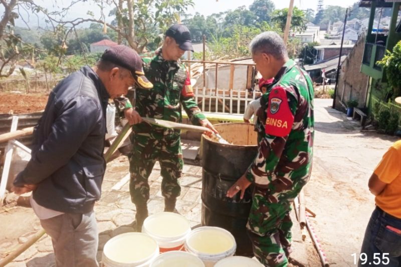 ​Aksi tanggap darurat ini merupakan bentuk sinergi dan respons cepat TNI AD atas permohonan koordinasi dari Pemerintah Desa Cilembu. ( Harian Sumedang / Dody NSH )