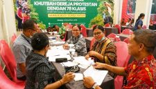 Suasana diskusi kelompok para pendeta dari 78 klasis di Papua Barat Daya dalam menyusun materi khotbah untuk mendorong penyelamatan hutan Papua. Kegiatan yang diselenggarakan IRI Indonesia ini berlangsung di Kota Sorong, Papua Barat Daya, Kamis (3/9/2026).