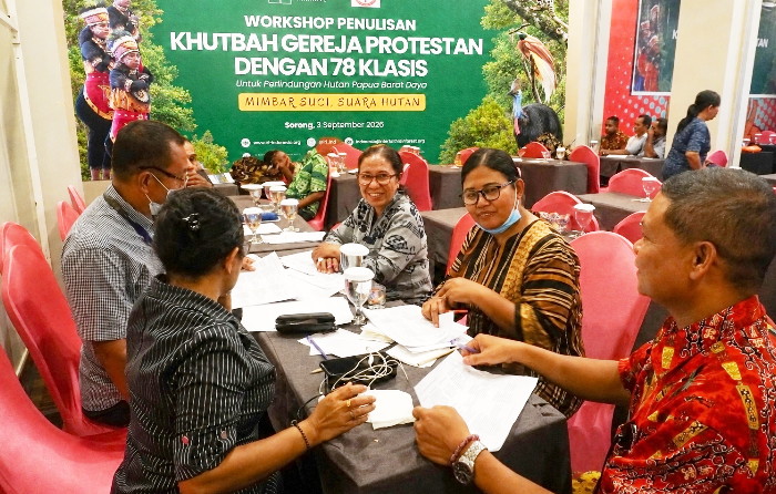 Suasana diskusi kelompok para pendeta dari 78 klasis di Papua Barat Daya dalam menyusun materi khotbah untuk mendorong penyelamatan hutan Papua. Kegiatan yang diselenggarakan IRI Indonesia ini berlangsung di Kota Sorong, Papua Barat Daya, Kamis (3/9/2026).