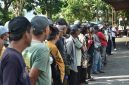 Melalui pelatihan ini, para tukang becak dibekali teori dan praktik langsung dari tim teknis PT Pindad selaku produsen. ( Dok. Harian Sumedang / Siti Kowati )