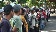 Melalui pelatihan ini, para tukang becak dibekali teori dan praktik langsung dari tim teknis PT Pindad selaku produsen. ( Dok. Harian Sumedang / Siti Kowati )