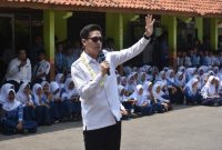 Di luar isu lingkungan, Fajar berpesan agar para siswa dibekali kemampuan menyaring informasi ( Dok. Harian Sumedang / Siti Kowati )