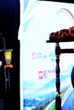 Bupati H. Dony Ahmad Munir Kupas Makna Simbolis Olah Raga Paralayang